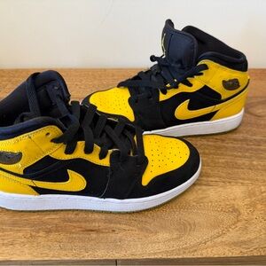 Nike Kids High-Top Sneakers in Black and Yellow